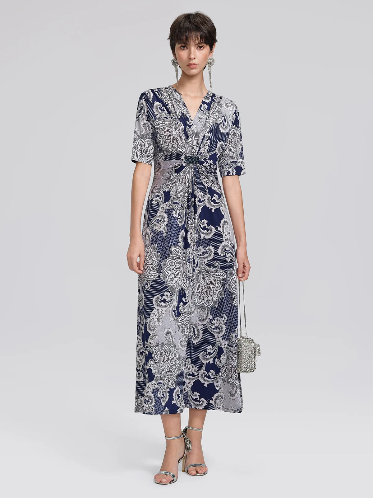 Abito con scollo a V e vita incrociata con stampa paisley