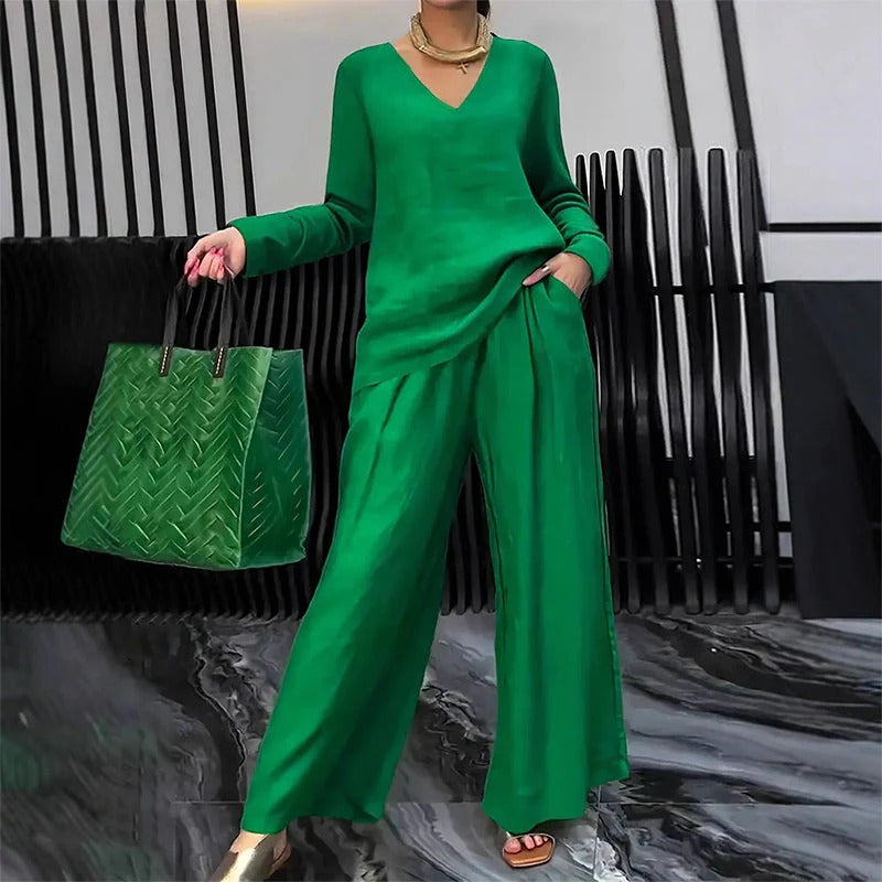 Completo da casa da donna con maglietta a V e pantaloni a gamba larga
