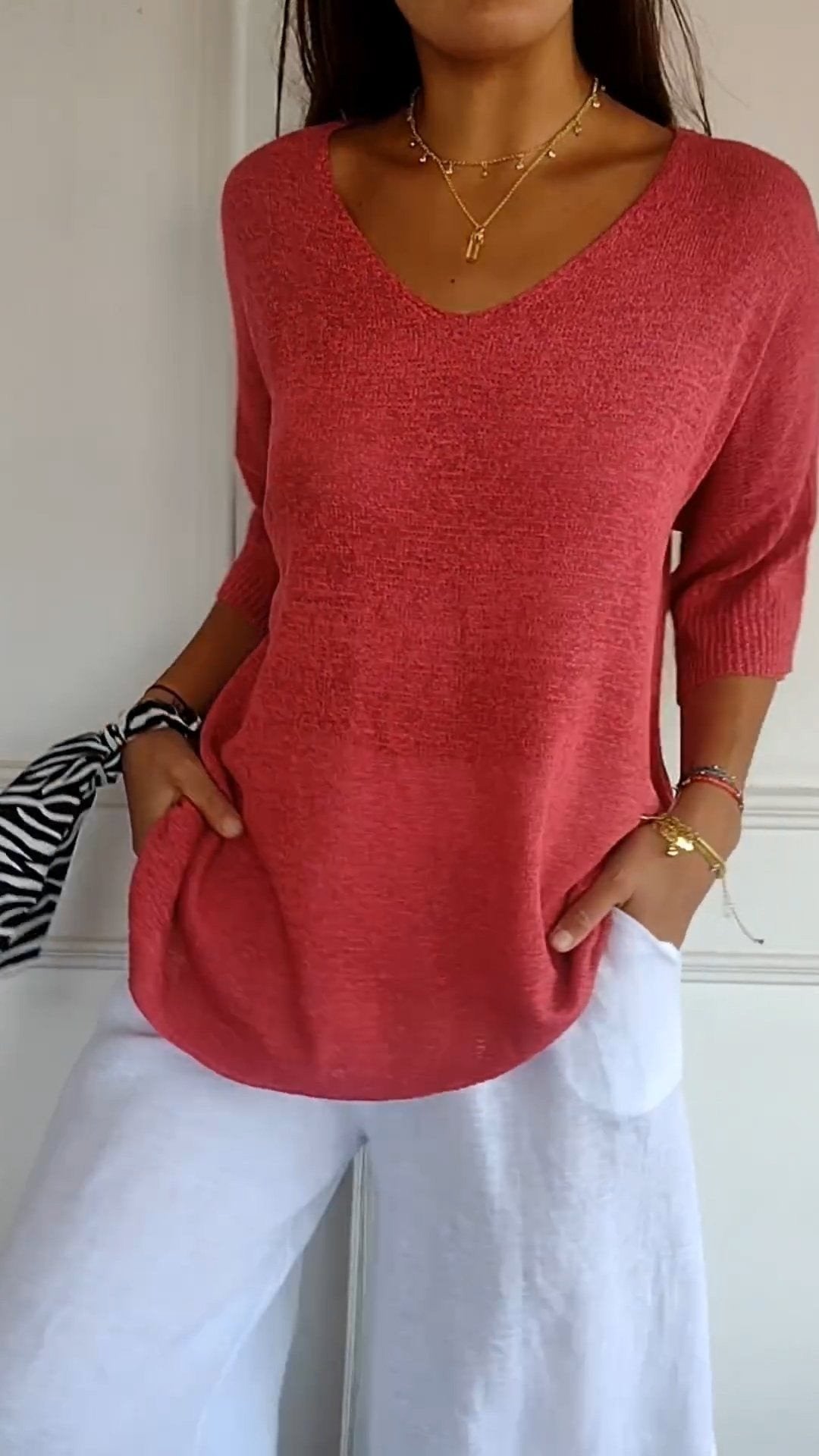Top elegante in maglia a tinta unita con scollo a V
