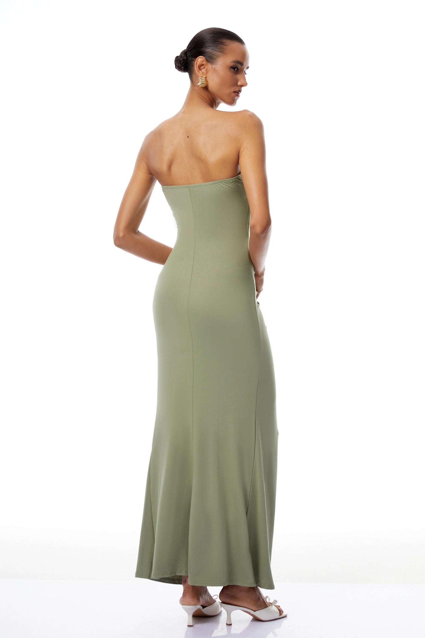 Abito lungo plissettato verde Salome con spalle scoperte