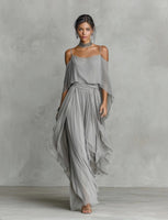 Completo in chiffon grigio traspirante con spalle scoperte e linea svasata, uno stile contemporaneo, lussuoso e femminile