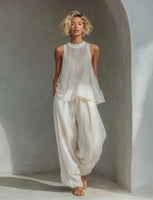 Set a due pezzi composto da top senza maniche in chiffon e pantaloni a gamba larga in misto cotone e lino.