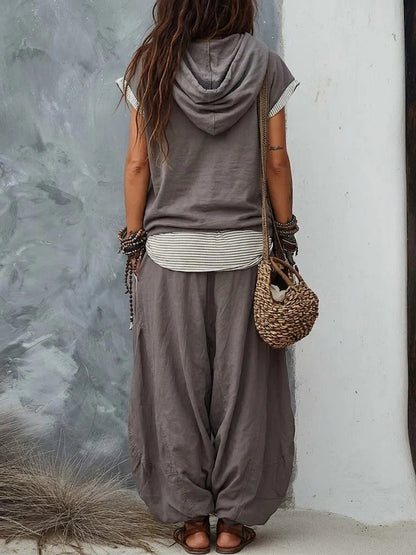 Completo casual in cotone, composto da felpa con cappuccio e pantaloni, vestibilità ampia.