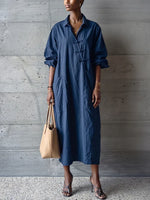 Abito midi ampio in cotone testurizzato blu navy con colletto a camicia e abbottonatura a rana.