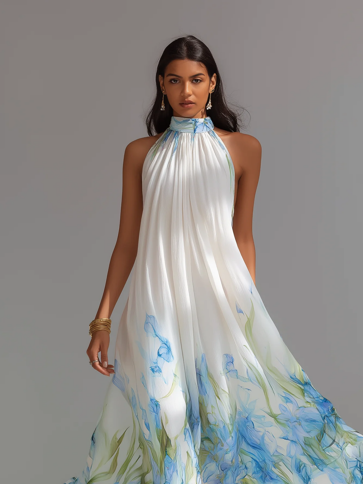 Abito lungo da donna elegante, bianco, in chiffon stampato, con scollo all'americana e senza maniche.