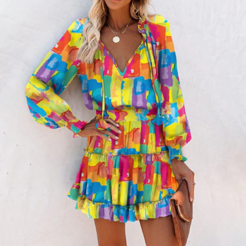 Mini abito da donna con scollo a V, maniche lunghe e orlo a balze.