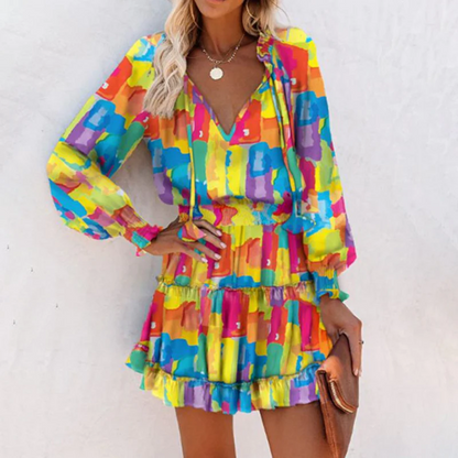 Mini abito da donna con scollo a V, maniche lunghe e orlo a balze.
