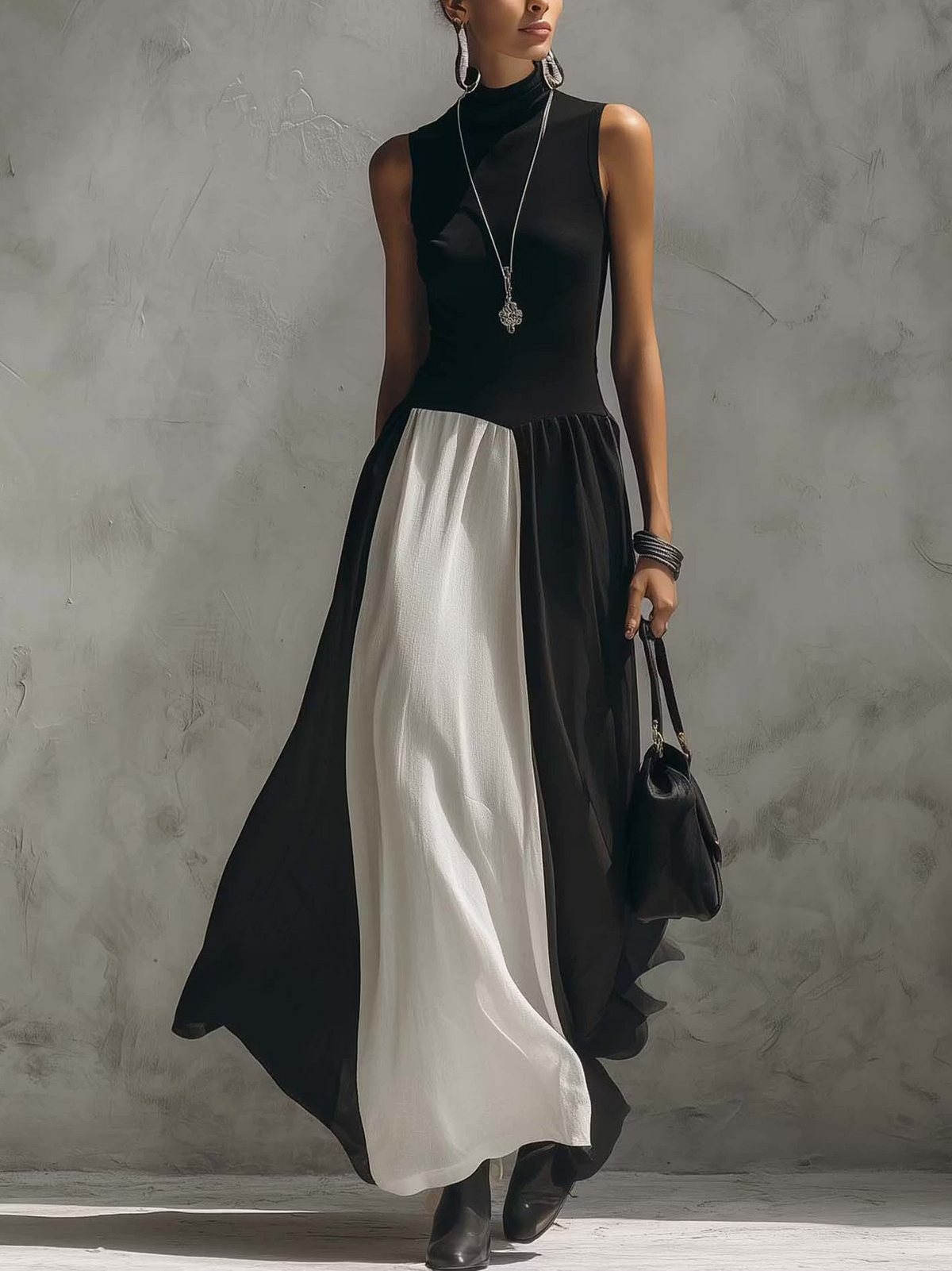 Abito lungo senza maniche in tulle di finto cotone e lino con blocchi di colore bianco e nero.