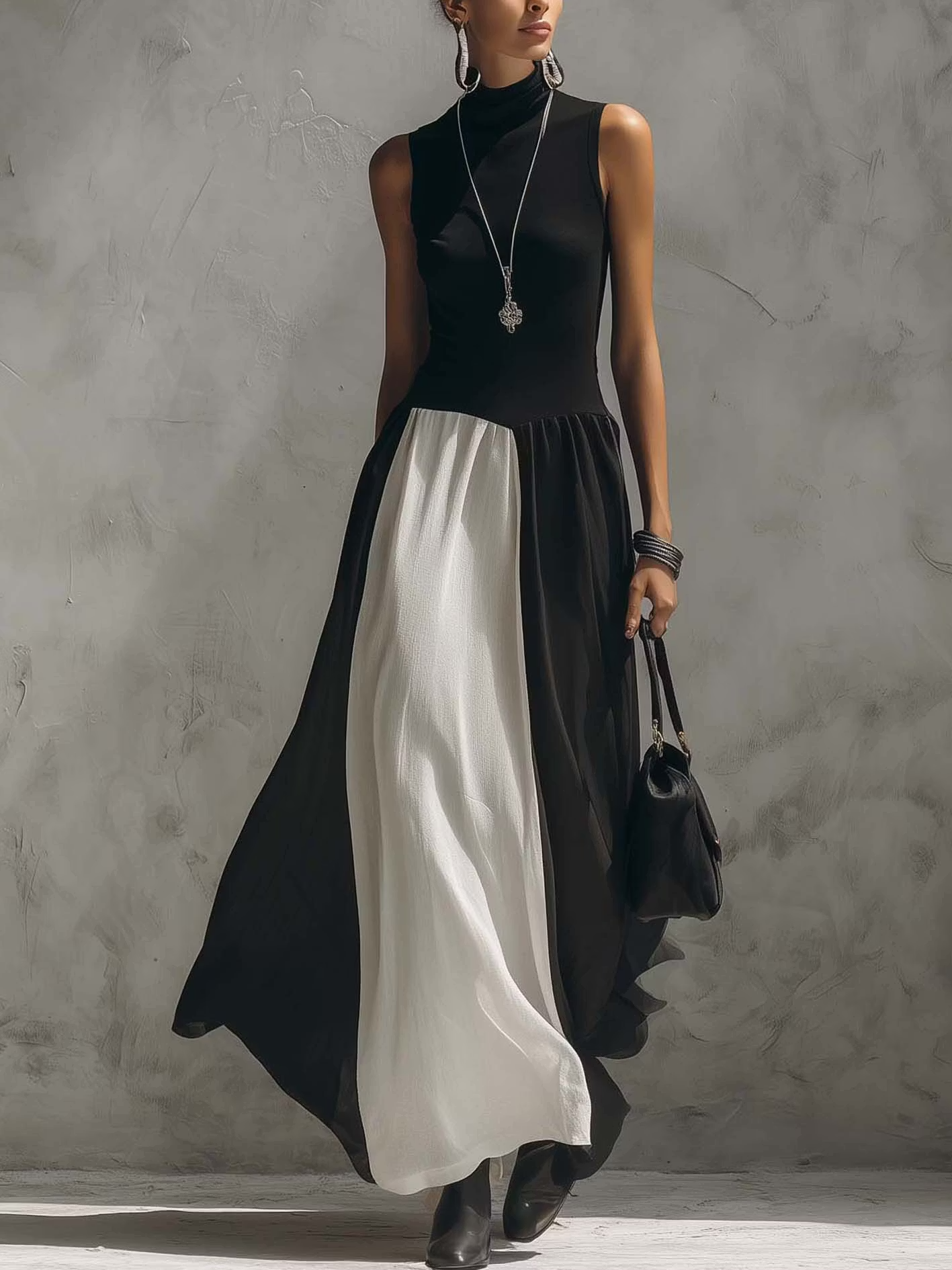 Abito lungo senza maniche in tulle di finto cotone e lino con blocchi di colore bianco e nero.