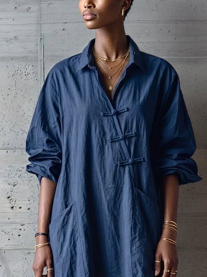Abito midi ampio in cotone testurizzato blu navy con colletto a camicia e abbottonatura a rana.