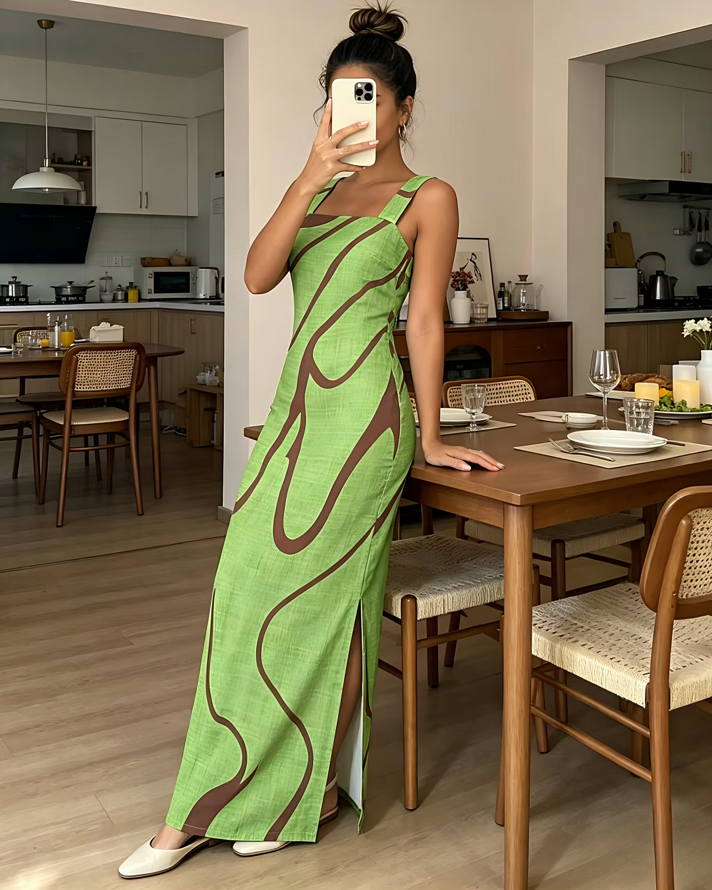 Abito lungo con stampa astratta, scollo quadrato, spalline spesse ed elegante spacco laterale, perfetto per le vacanze.