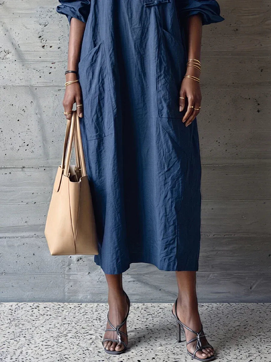 Abito midi ampio in cotone testurizzato blu navy con colletto a camicia e abbottonatura a rana.