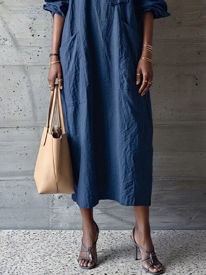 Abito midi ampio in cotone testurizzato blu navy con colletto a camicia e abbottonatura a rana.