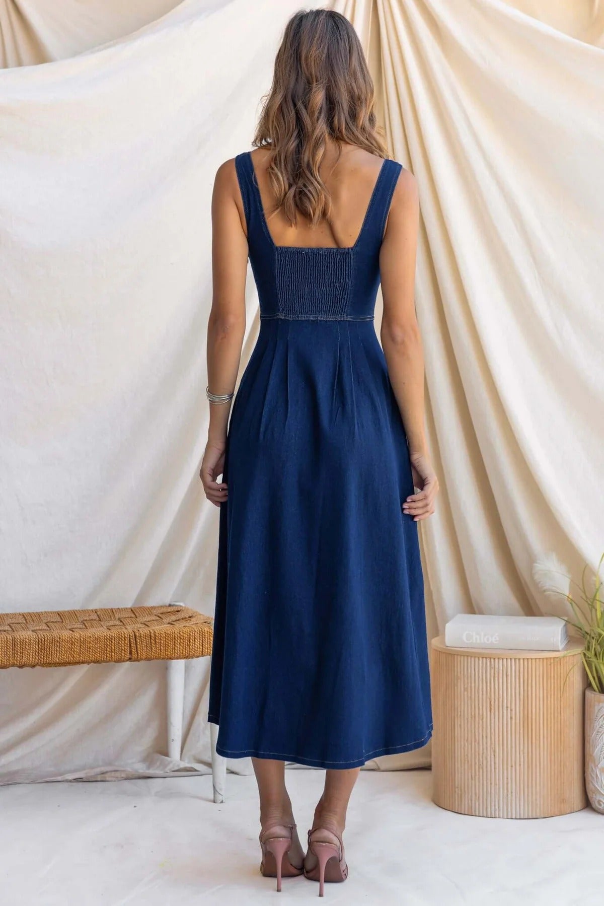 Abito midi in denim fresco ed elegante