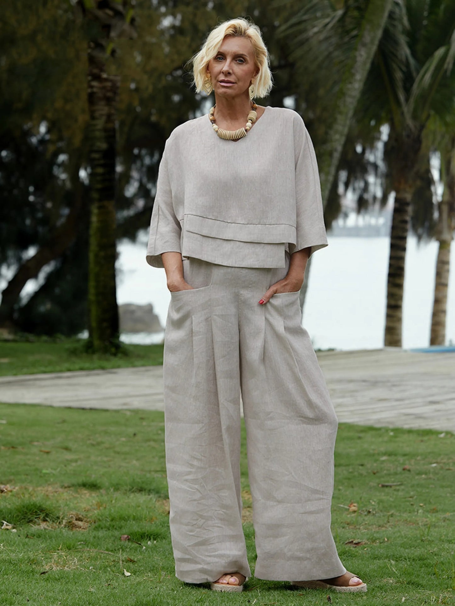 Completo da donna in lino con top asimmetrico e slip
