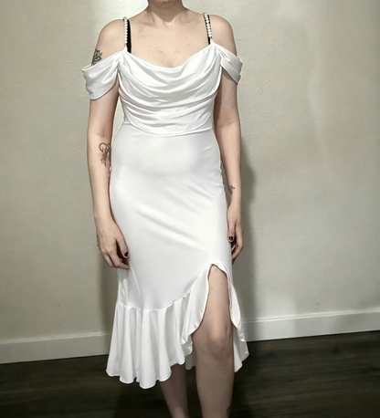 Abito da donna a spalle scoperte in rete, con spalline di perle, drappeggio, aderente, orlo a balze e spacco, perfetto per feste serali.