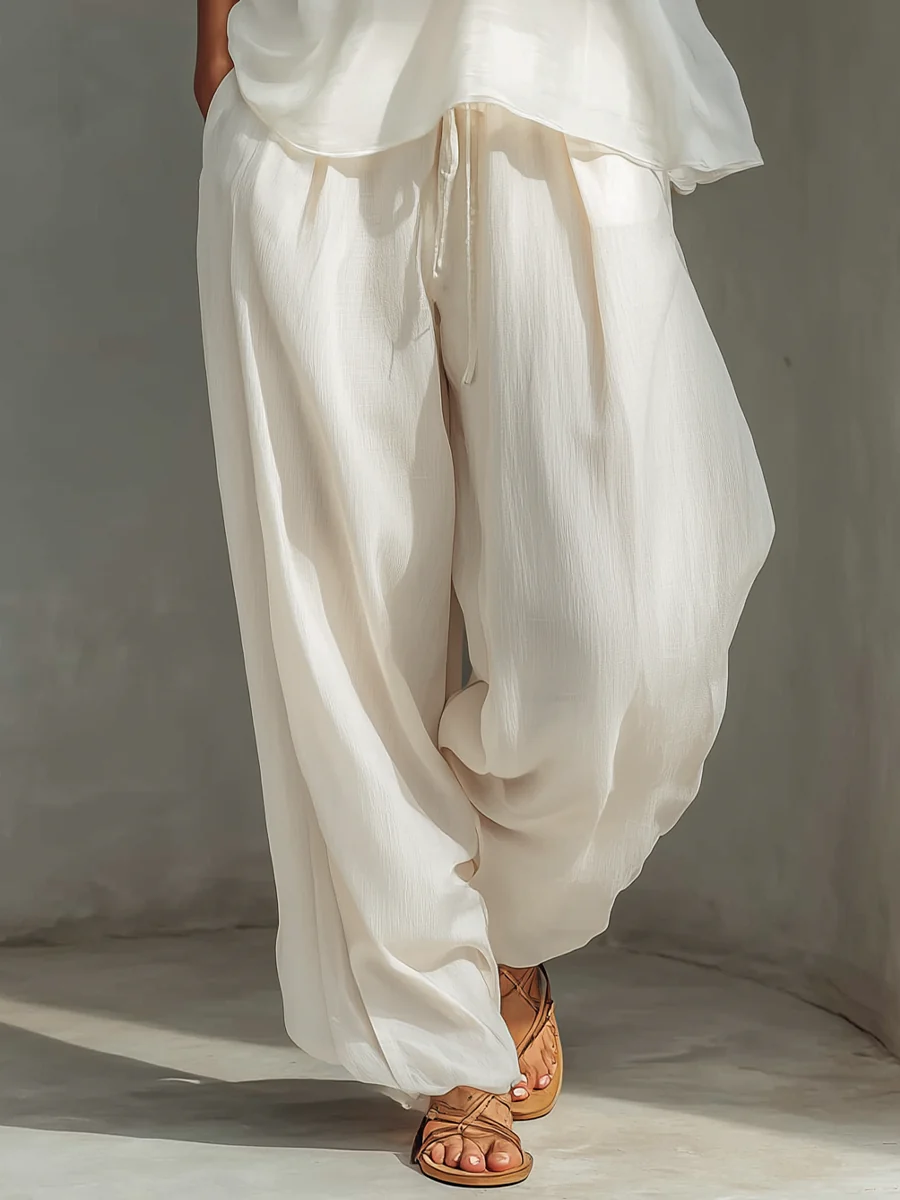 Completo da donna color crema composto da top senza maniche e pantaloni a gamba larga lino