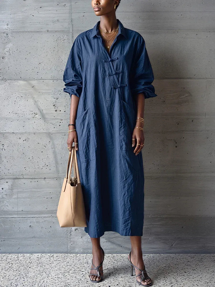 Abito midi ampio in cotone testurizzato blu navy con colletto a camicia e abbottonatura a rana.