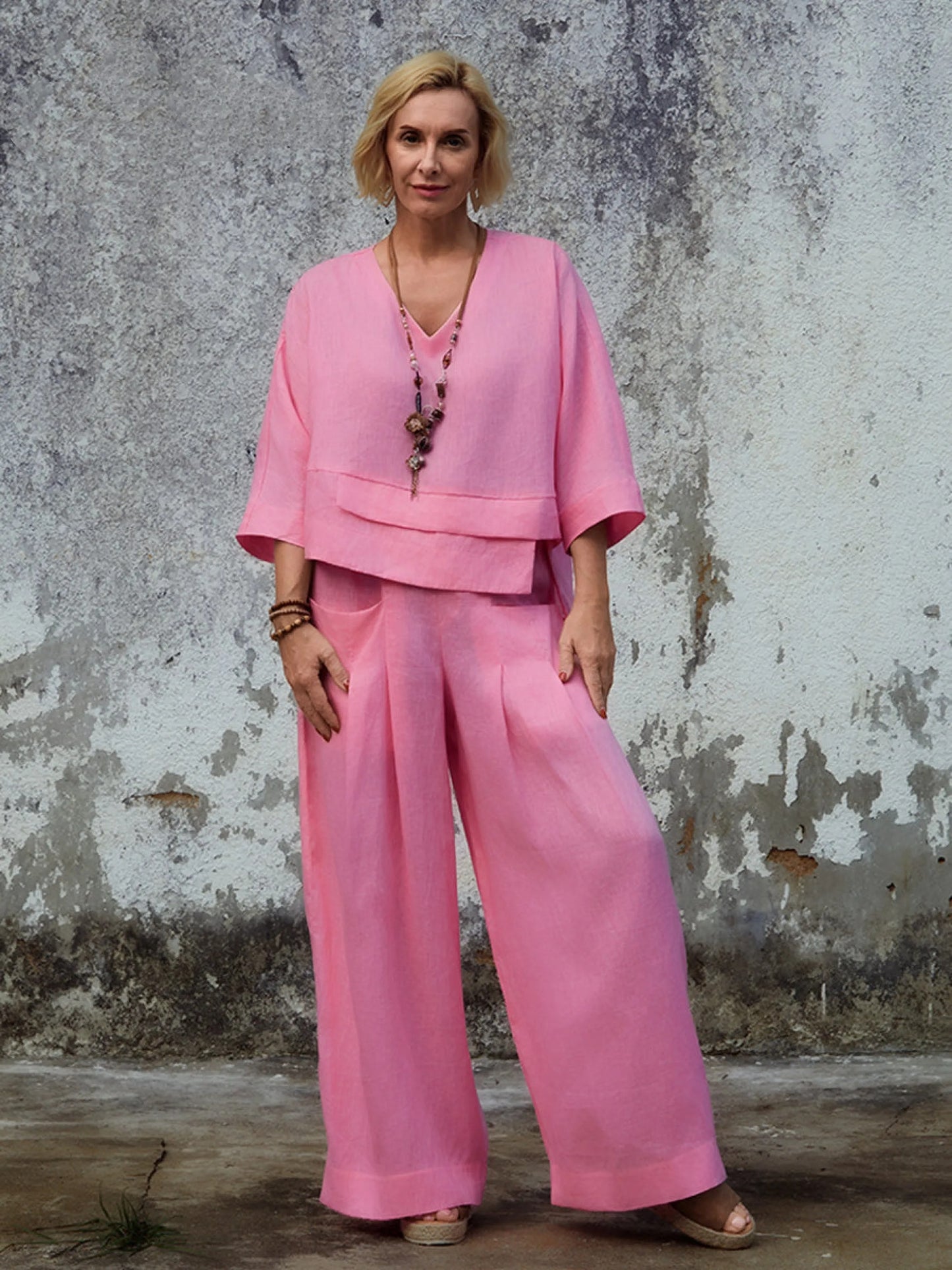 Completo da donna in lino con top asimmetrico e slip