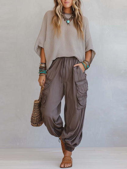Completo casual e comodo composto da due pezzi: maglia in cotone a nido d'ape e pantaloni cargo in cotone.