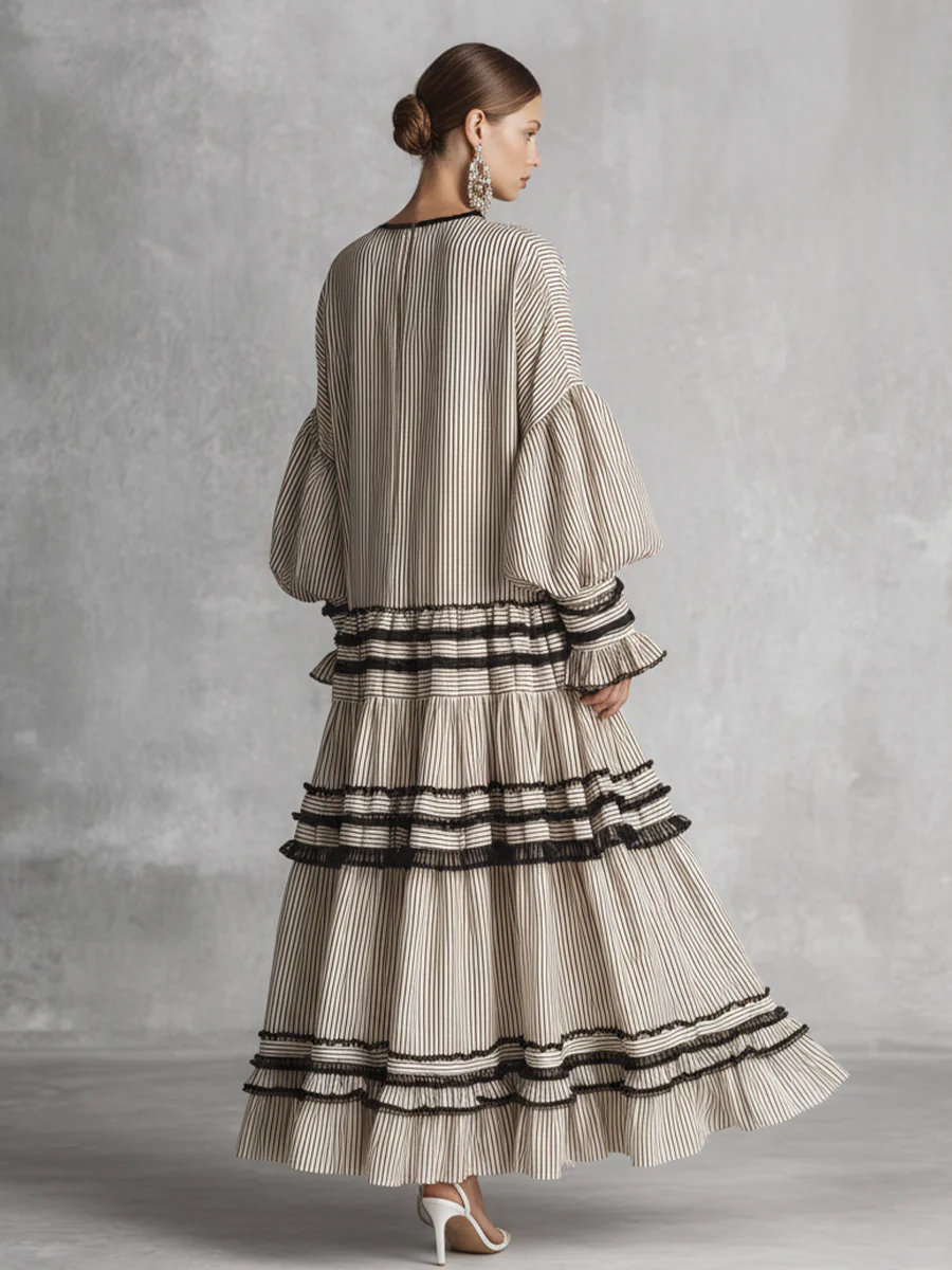 Abito lungo a maniche lunghe in misto cotone con volant a balze e motivo a righe in stile boho