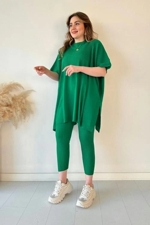 Completo da donna a due pezzi in maglia elasticizzata (top + pantaloni).