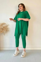 Completo da donna a due pezzi in maglia elasticizzata (top + pantaloni).