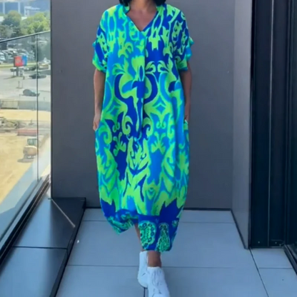 Abito da donna casual ed elegante con scollo a V e stampa.