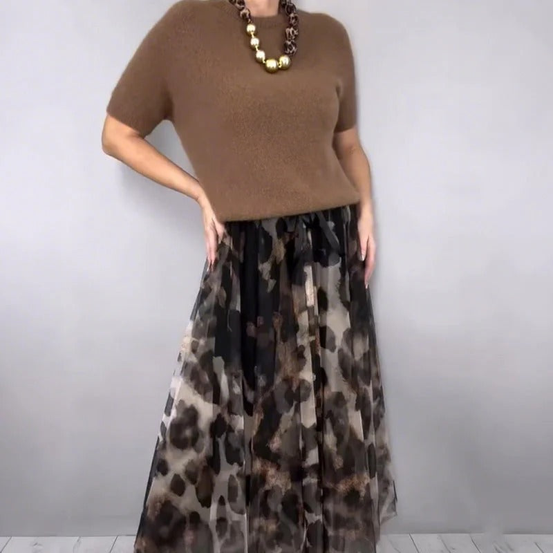 Completo da donna composto da due pezzi: un maglione e una gonna fluida con stampa leopardata.🐆