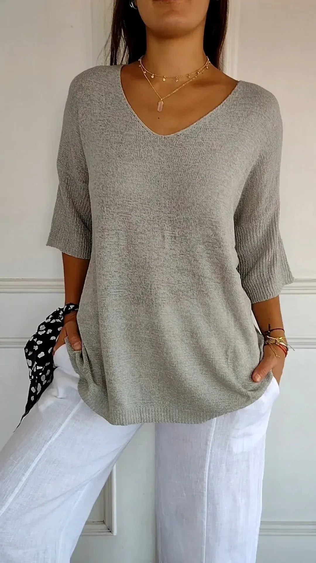 Top elegante in maglia a tinta unita con scollo a V