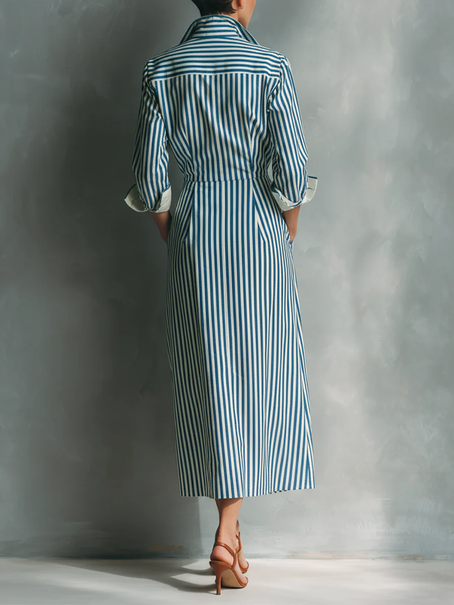 Abito a camicia a righe in misto cotone blu e bianco con inserto rosso sul petto