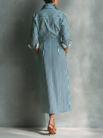 Abito a camicia a righe in misto cotone blu e bianco con inserto rosso sul petto
