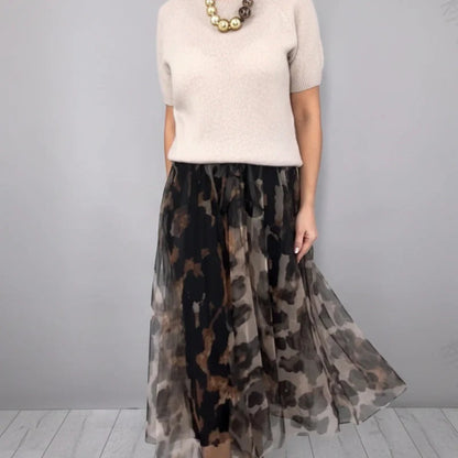 Completo da donna composto da due pezzi: un maglione e una gonna fluida con stampa leopardata.🐆