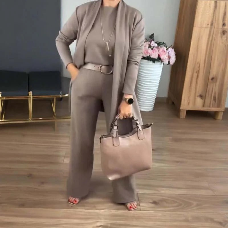 Elegante completo a 3 pezzi composto da cardigan lungo, top e pantaloni.