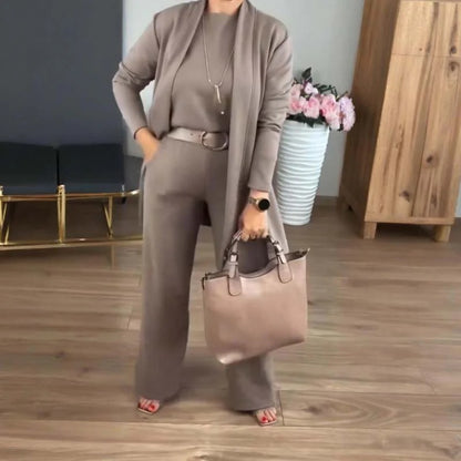 Elegante completo a 3 pezzi composto da cardigan lungo, top e pantaloni.