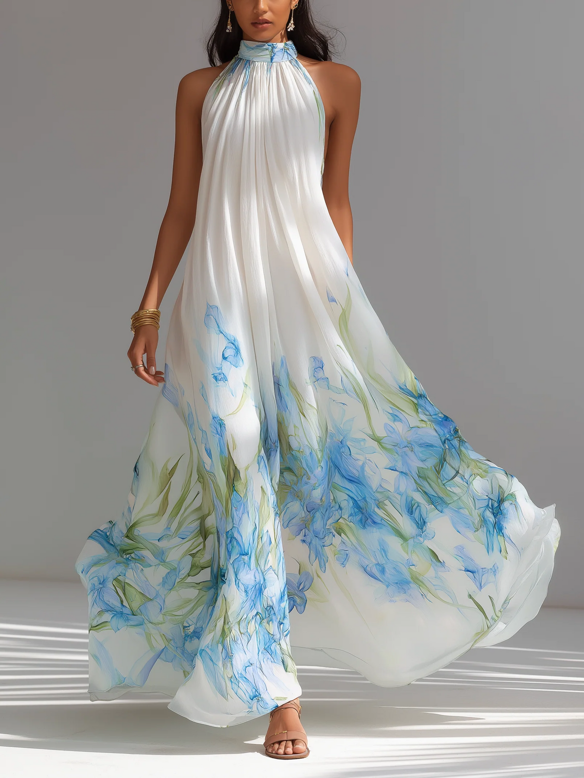 Abito lungo da donna elegante, bianco, in chiffon stampato, con scollo all'americana e senza maniche.