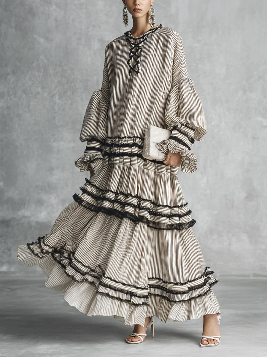 Abito lungo a maniche lunghe in misto cotone con volant a balze e motivo a righe in stile boho
