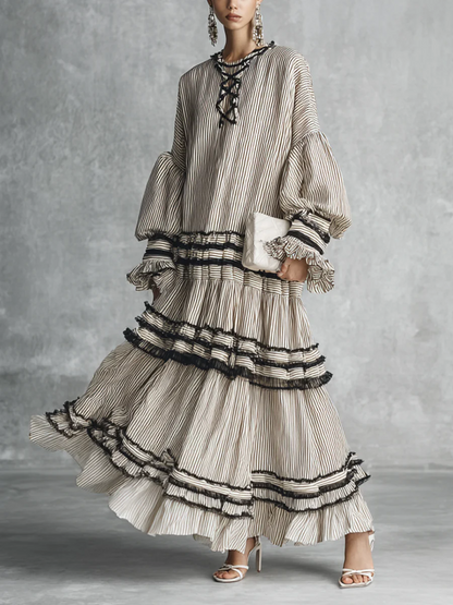 Abito lungo a maniche lunghe in misto cotone con volant a balze e motivo a righe in stile boho