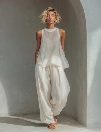 Set a due pezzi composto da top senza maniche in chiffon e pantaloni a gamba larga in misto cotone e lino.