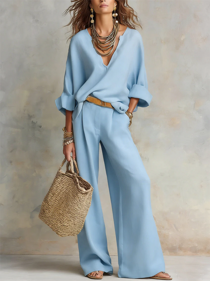 Confortevole completo a due pezzi in misto cotone e viscosa con scollo a V in stile minimalista