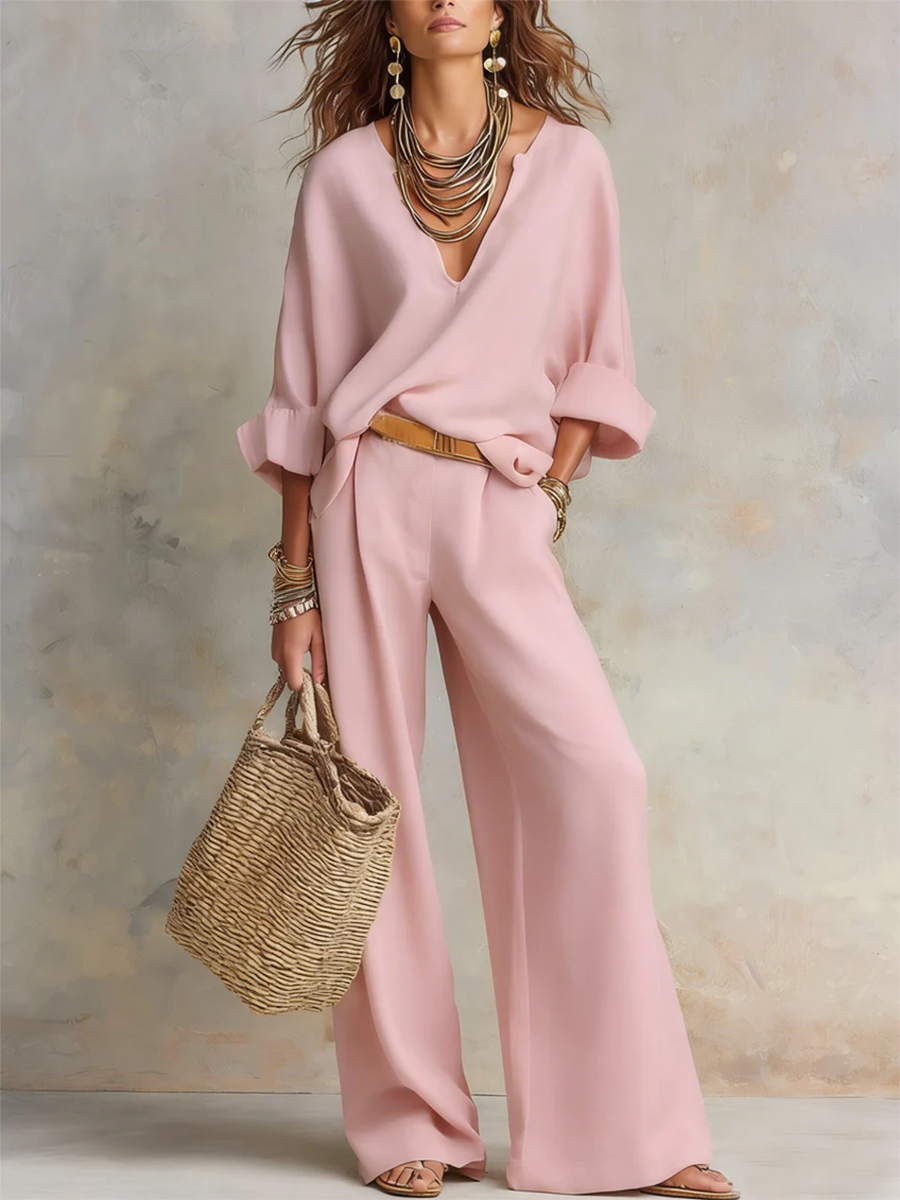 Confortevole completo a due pezzi in misto cotone e viscosa con scollo a V in stile minimalista