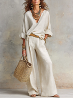 Confortevole completo a due pezzi in misto cotone e viscosa con scollo a V in stile minimalista